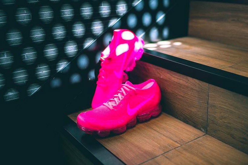 outfits with pink vapormax